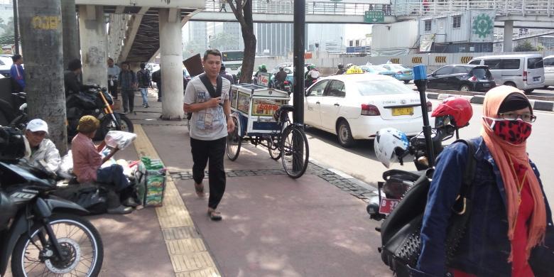 Ahok: Perluasan Larangan Sepeda Motor Tunggu Pelebaran Trotoar Rampung