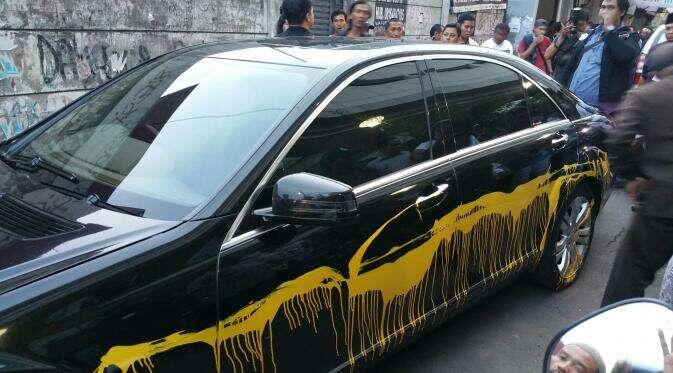 Mobil Yusril Disiram Cat Kuning di Bidara Cina 