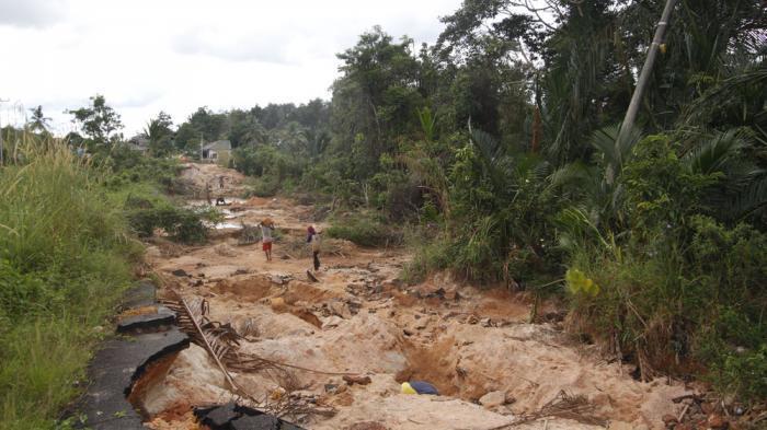 HOROR DP - Penampakan Jalan di Bangka Tengah Ditambang Warga Hingga Aspal Tak Tersisa