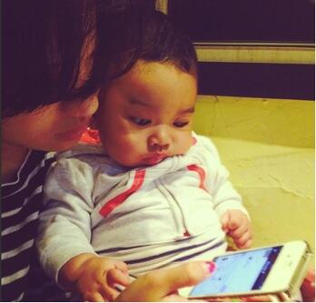 Gemasnya Wanita yang Berfoto dengan Anak Kecil