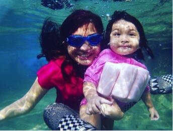 Gemasnya Wanita yang Berfoto dengan Anak Kecil