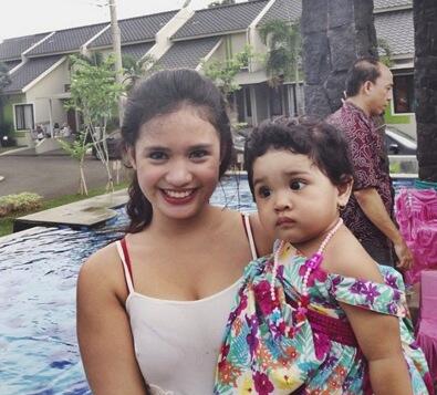 Gemasnya Wanita yang Berfoto dengan Anak Kecil