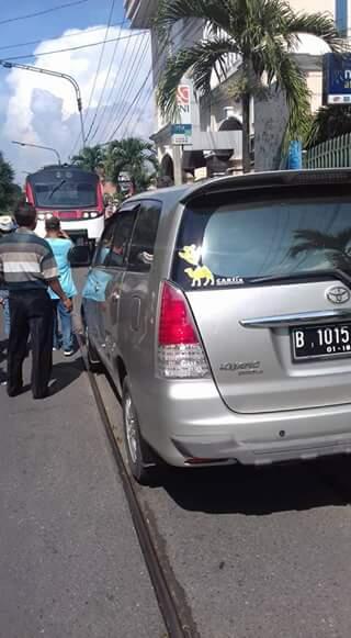 Mobil Di Parkir di Atas Rel, Keretanya pilih Mengalah