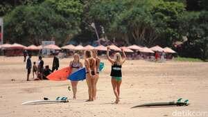 Serunya Belajar Surfing & Sunset di Pulau Merah Banyuwangi