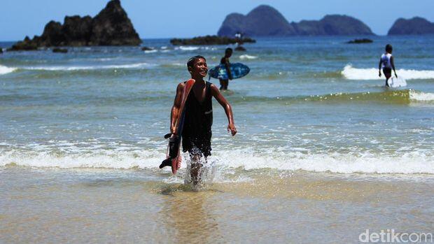 Serunya Belajar Surfing & Sunset di Pulau Merah Banyuwangi