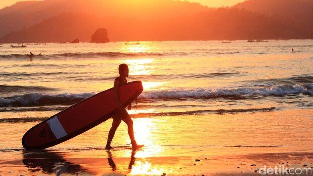 Serunya Belajar Surfing & Sunset di Pulau Merah Banyuwangi