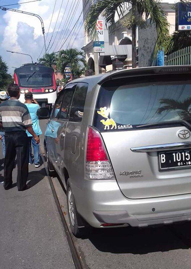 Parkir sembarangan di atas rel, mobil pelat B ini bikin geram Solo