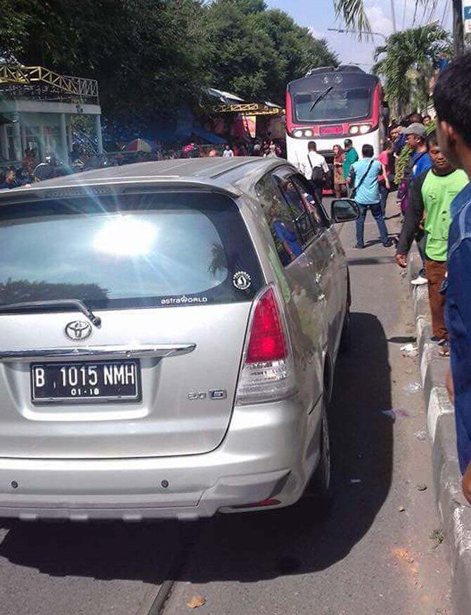 Parkir sembarangan di atas rel, mobil pelat B ini bikin geram Solo