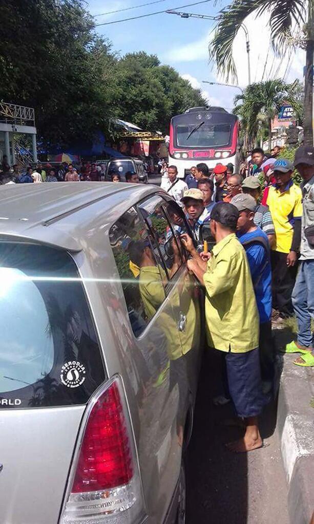 Parkir sembarangan di atas rel, mobil pelat B ini bikin geram Solo