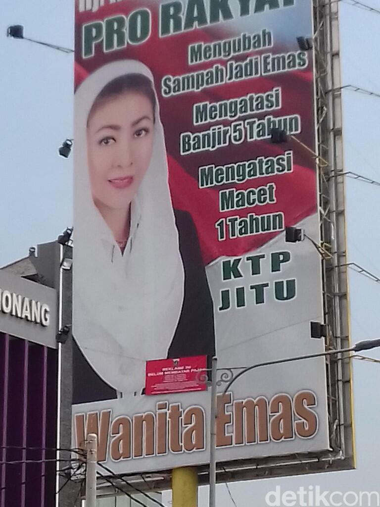 Belum Bayar Pajak, Reklame Wanita Emas di Buncit Disegel Pemprov DKI