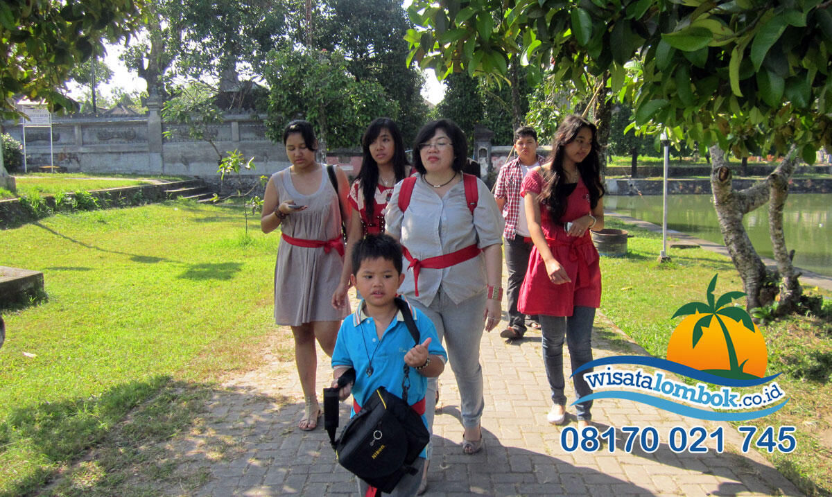 Keunikan Bangunan Bersejarah di Tengah Kolam Taman Mayure