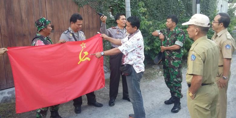 (Parno Bosss...?) warga rusia memiliki bendera palu arit di cokok polisi di Bali
