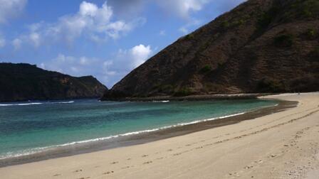 Pantai Mawun ikon ciamik dari Lombok Tengah