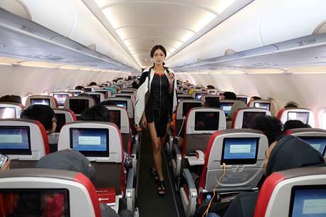 Foto2 Seksi dan Video Fashion Show di Atas Pesawat Batik Air