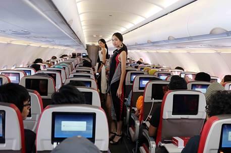 Foto2 Seksi dan Video Fashion Show di Atas Pesawat Batik Air