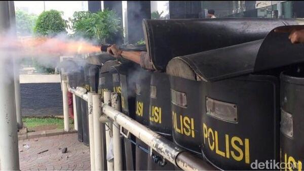 Demo HMI di Depan Gedung KPK Ricuh, Massa Lempari Batu dan Bakar Ban