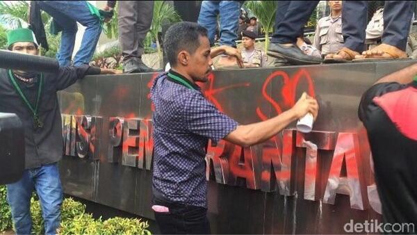 Demo HMI di Depan Gedung KPK Ricuh, Massa Lempari Batu dan Bakar Ban