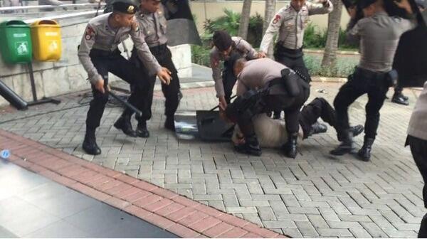 Demo HMI di Depan Gedung KPK Ricuh, Massa Lempari Batu dan Bakar Ban