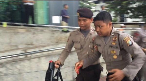 Demo HMI di Depan Gedung KPK Ricuh, Massa Lempari Batu dan Bakar Ban