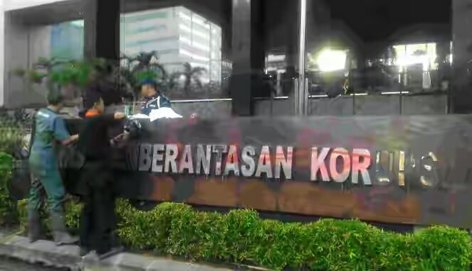 HMI : We Love KPK (simbol nasi bungkus)