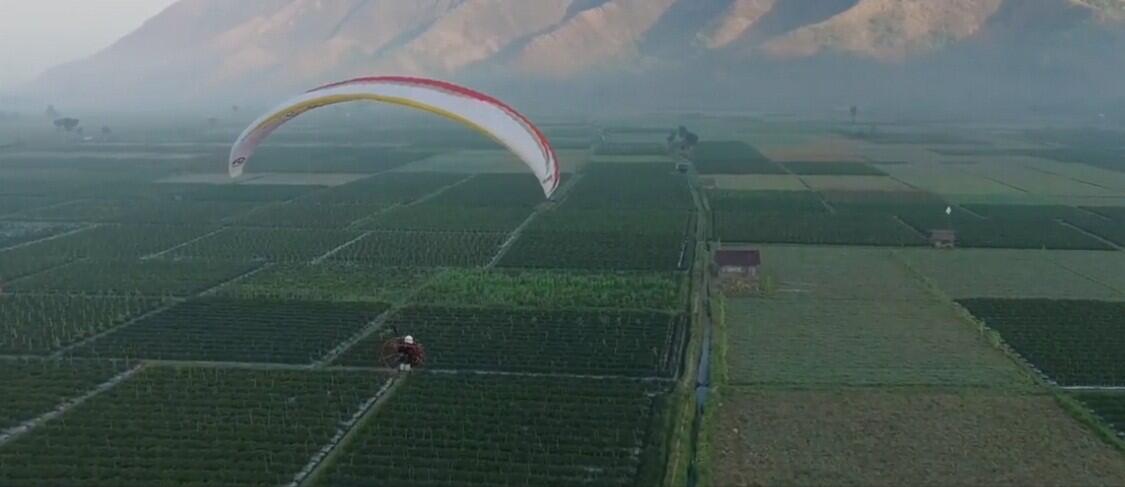 Paramotor, Olahraga Extreme di Lombok Disambut dengan Erupsi Gunung Rinjani