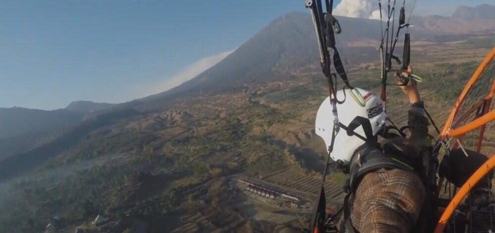 Paramotor, Olahraga Extreme di Lombok Disambut dengan Erupsi Gunung Rinjani