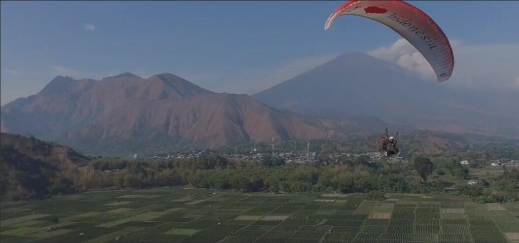 Paramotor, Olahraga Extreme di Lombok Disambut dengan Erupsi Gunung Rinjani