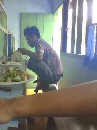 Tingkah Laku Orang Makan di Warteg