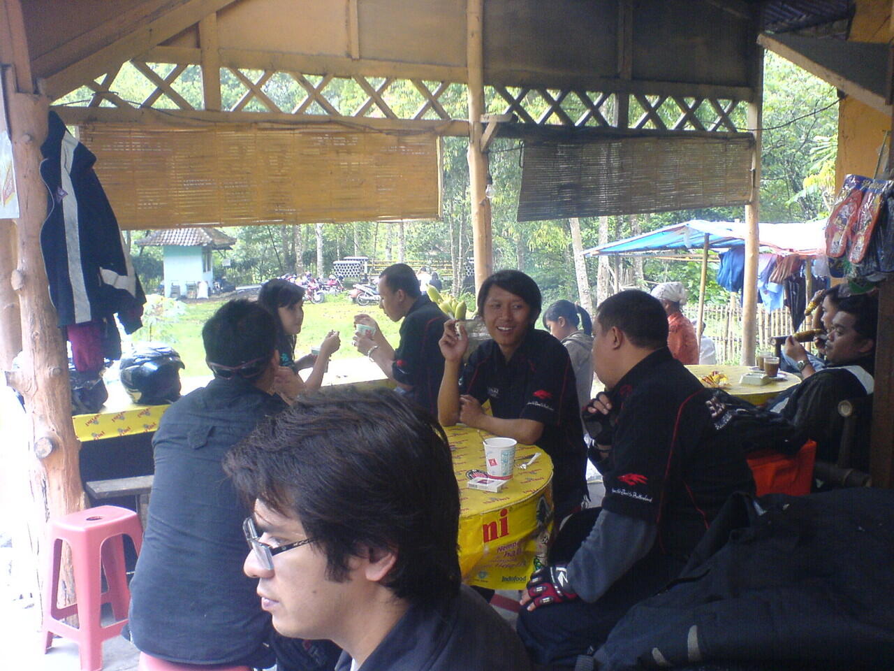 Tingkah Laku Orang Makan di Warteg