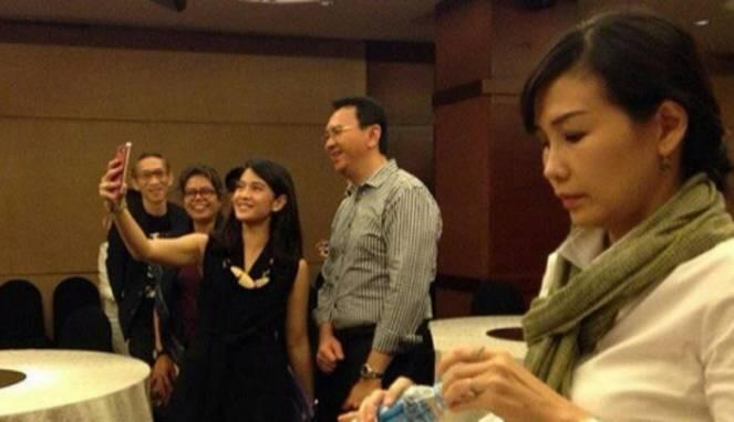 Tampang Veronica Tan Ketika Ahok Selfie Bareng 'Cinta' AADC2