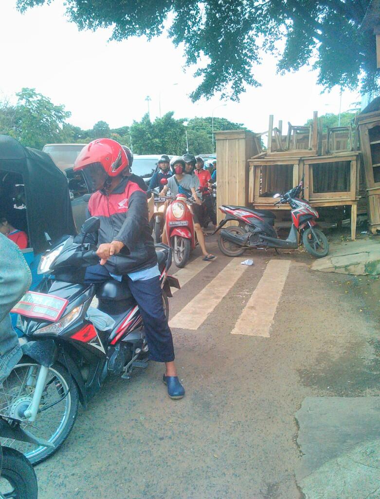 Gambaran Kecil kemacetan "Sampai kapan..kapan...ya.. kapan-kapan??'