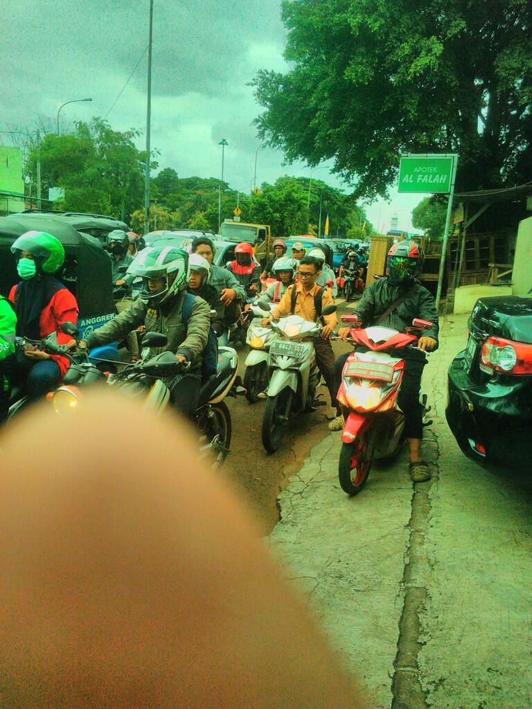 Gambaran Kecil kemacetan "Sampai kapan..kapan...ya.. kapan-kapan??'