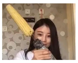 Makan Jagung Cara Ekstrem, Cewek Ini Menyesal Seumur Hidup