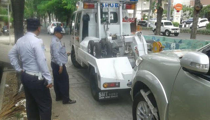 Beli Mobil Mewah Mampu Bayar Parkir Ogah, Ya Diderek!