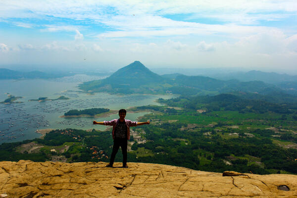 Gunung Lembu Purwakarta. Pemandangan Luar Biasa dari Puncak Gunung.