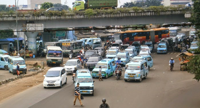 Ketika Angkot Titengah Jalan 🙅