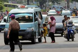 Ketika Angkot Titengah Jalan 🙅