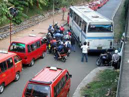 Ketika Angkot Titengah Jalan 🙅