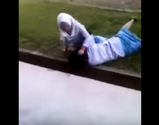Video: Berebut Cowok, Dua Cewek Berjilbab Ini Saling Baku Hantam