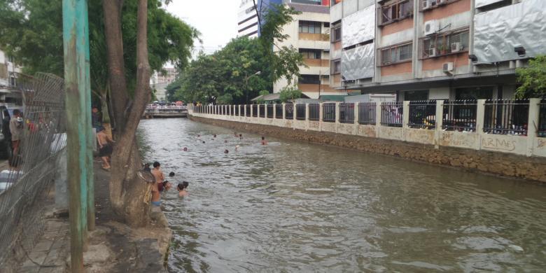 Warga Terkejut Kondisi Sungai di Belakang LTC Glodok Semakin Jernih ??????