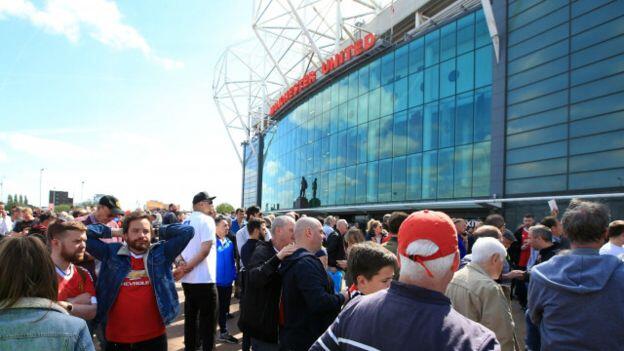 Ada paket mencurigakan, laga di Old Trafford dibatalkan