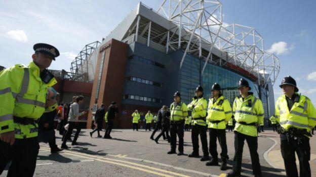 Ada paket mencurigakan, laga di Old Trafford dibatalkan