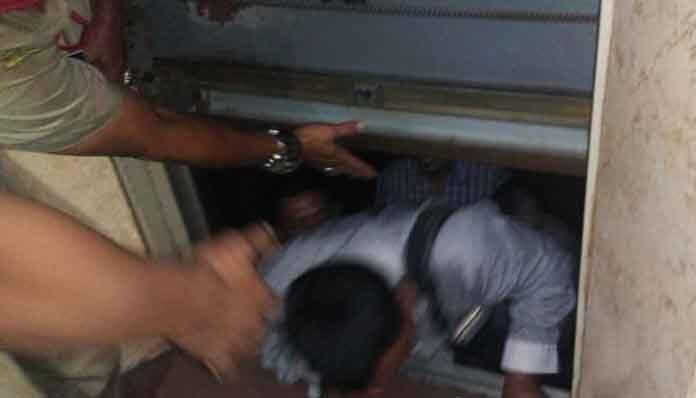 &#91;Akal-Akalan??&#93; Empat Orang Terjebak Lift Gedung DPRD Surabaya 