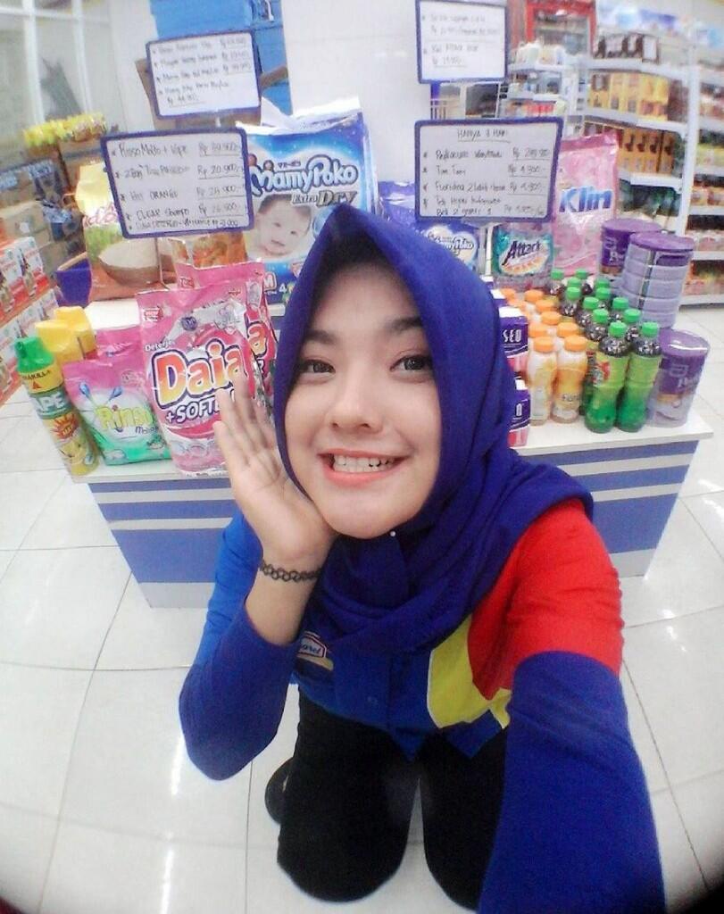 Kasir Indomaret ini cantik banget bray (sampai indomie ane tumpah)!!