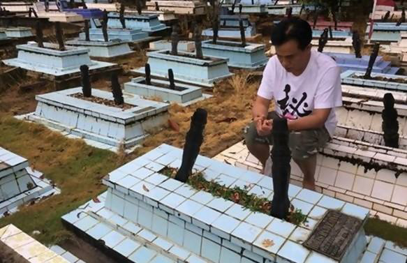 Pakai Celana Tanggung Dan Duduki Makam, Yusril Kena Bully