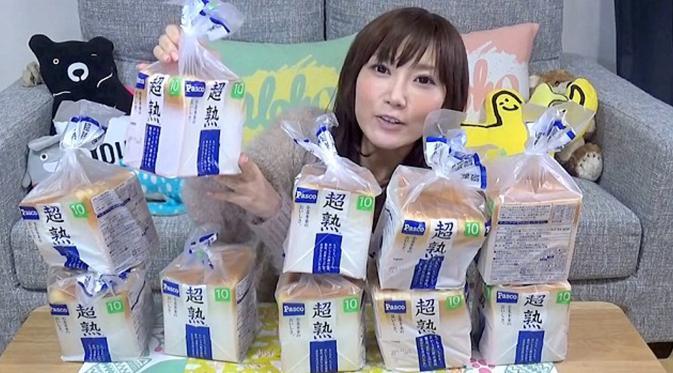 ANJAYYY...Wanita cantik asal jepang ini habiskan 3,8 kg roti sekaligus