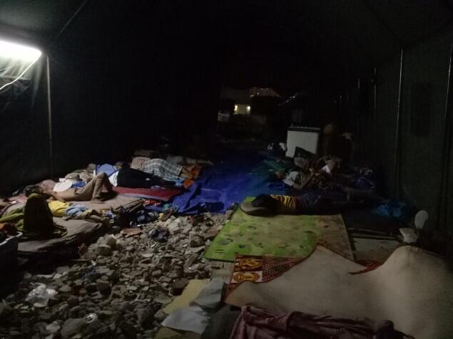 Ini nih warga yang tidur di tendanya om wowo