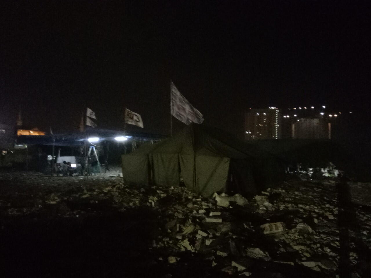 Ini nih warga yang tidur di tendanya om wowo