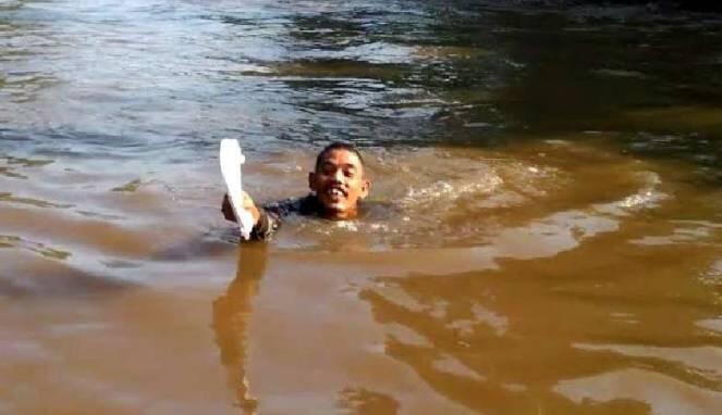 Pria Ceburkan Diri ke Ciliwung demi Beri Surat untuk Ahok