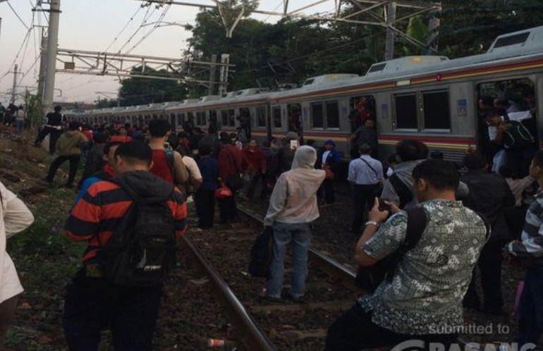 KRL Anjlok lagi , Kereta dari Manggarai ke Sudirman Tak Bisa Dilewati